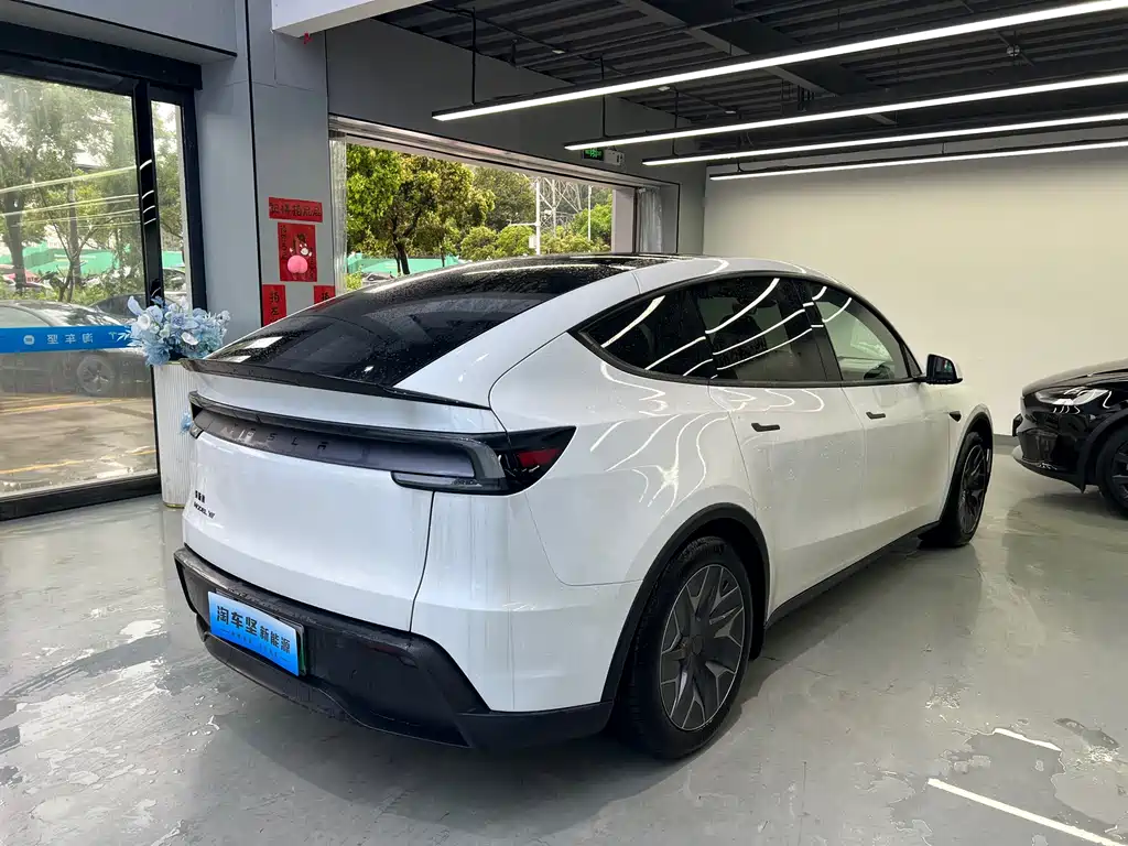 Tesla Model Y L 2025 — фото 4