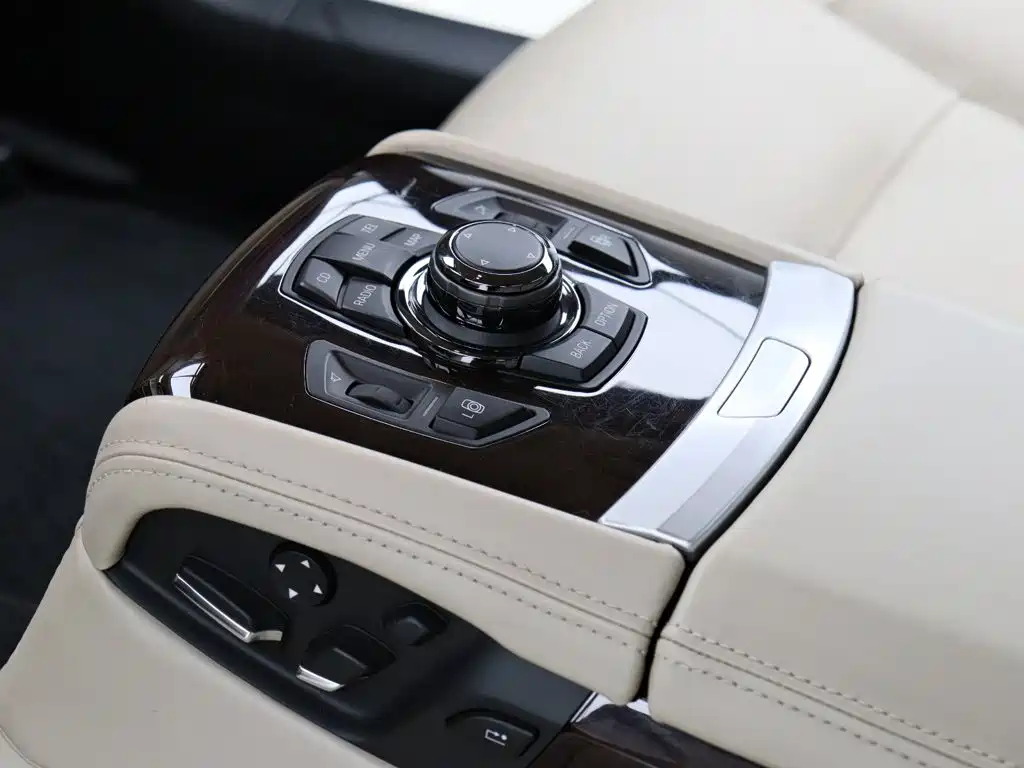 BMW 7 Series 2012 — фото 9