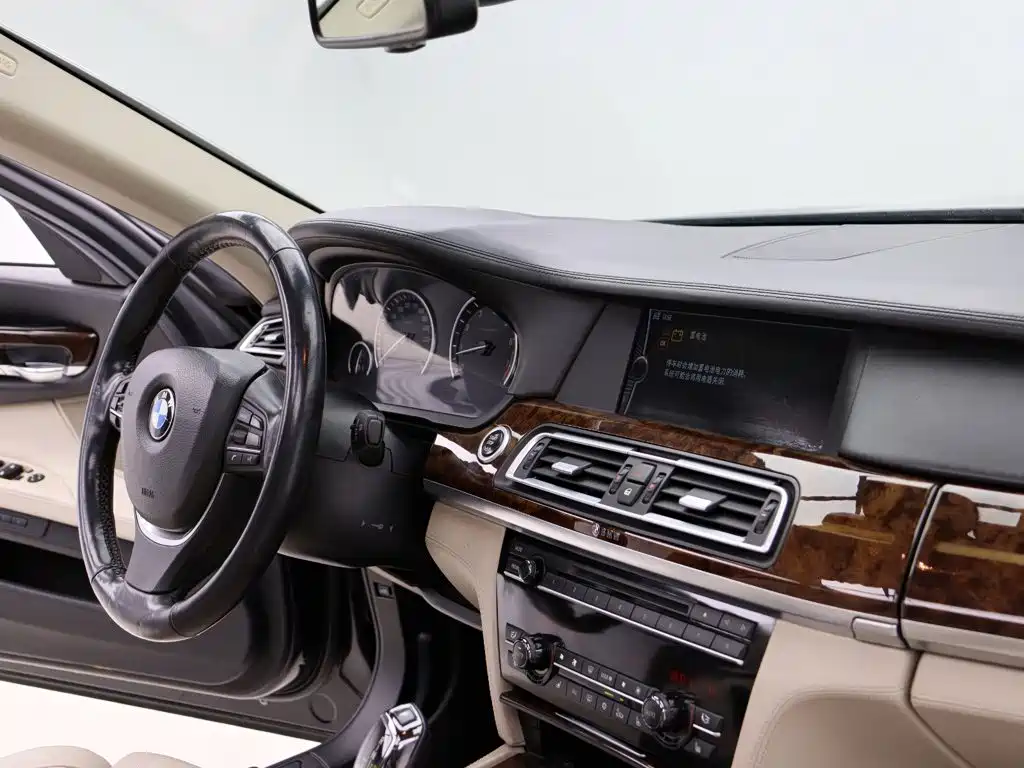 BMW 7 Series 2012 — фото 16