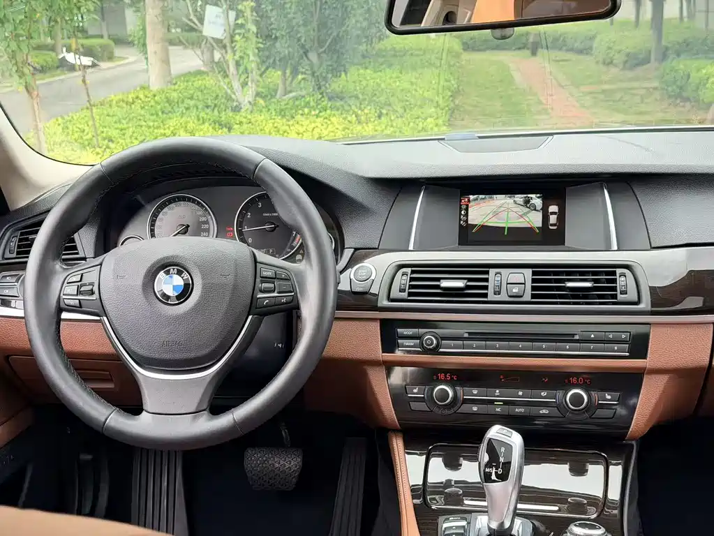BMW 5 Series 2016 — фото 12