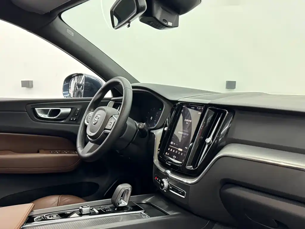 Volvo XC60 2023 — фото 11