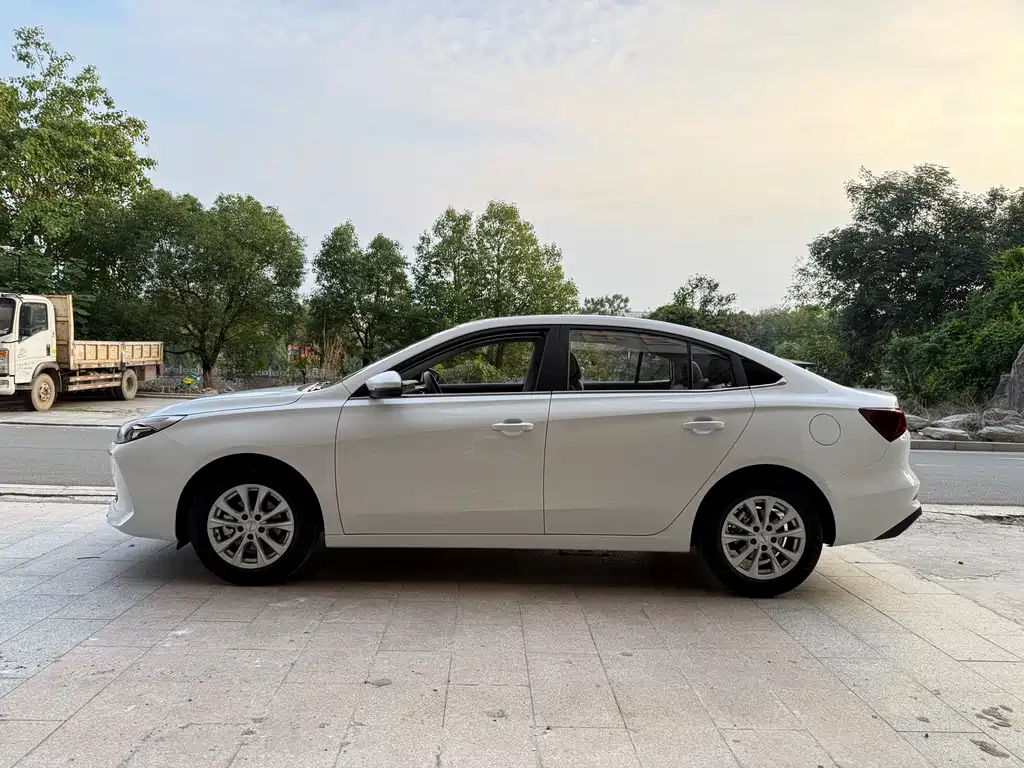 Roewe i5 2026 — фото 4