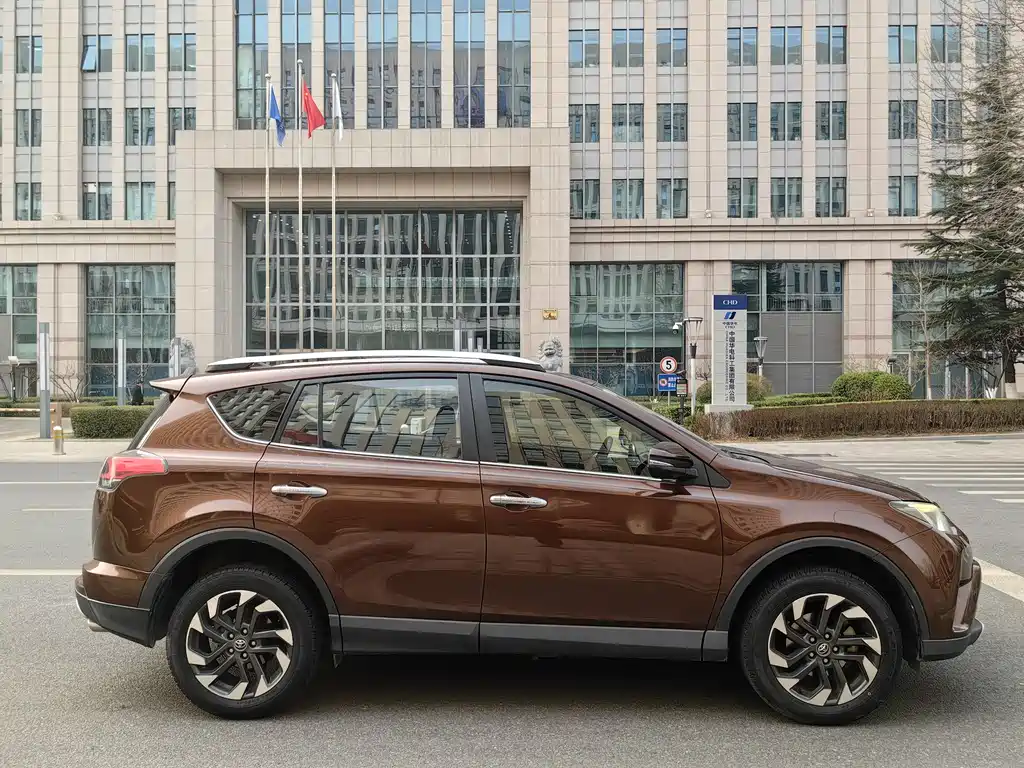 Toyota RAV4 2018 — фото 8