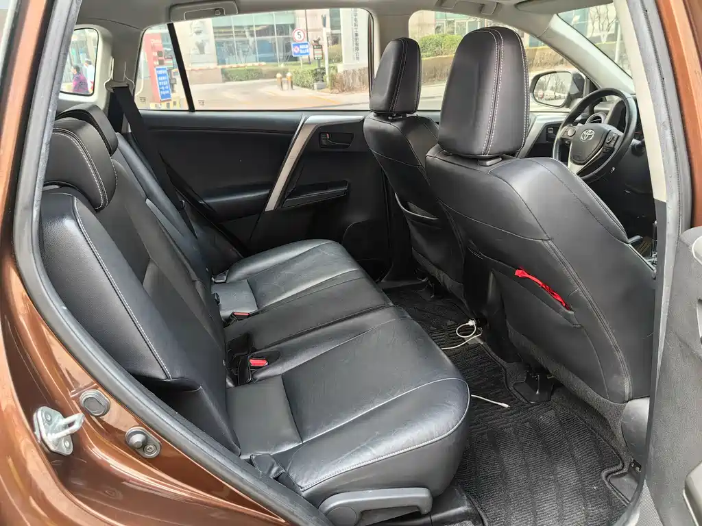 Toyota RAV4 2018 — фото 13
