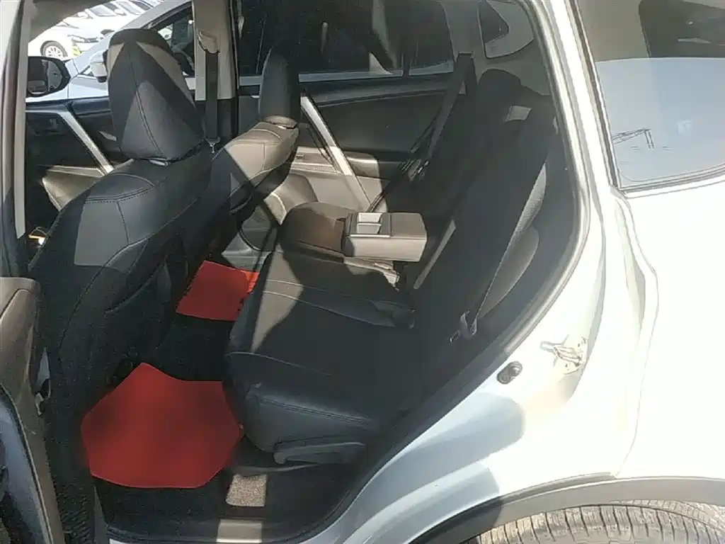 Toyota RAV4 2015 — фото 17