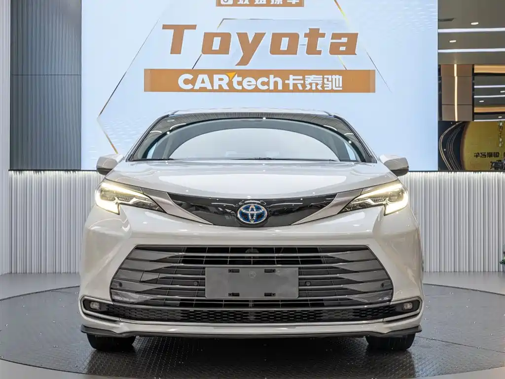 Toyota Sienna 2022 — фото 1