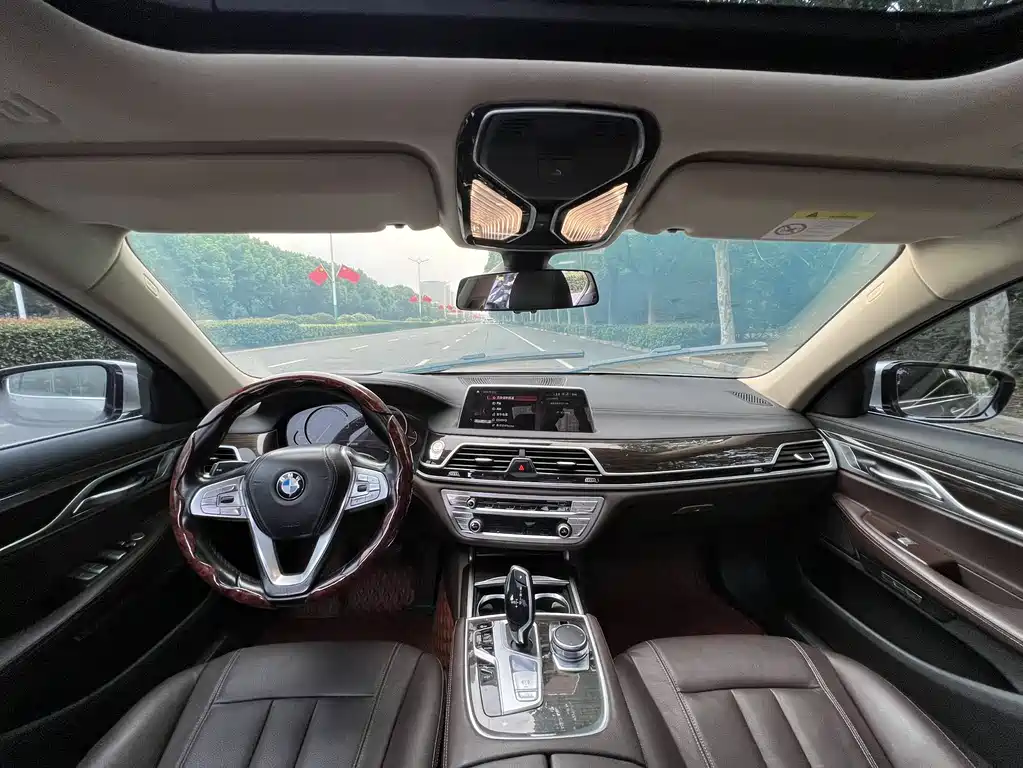 BMW 7 Series 2018 — фото 9