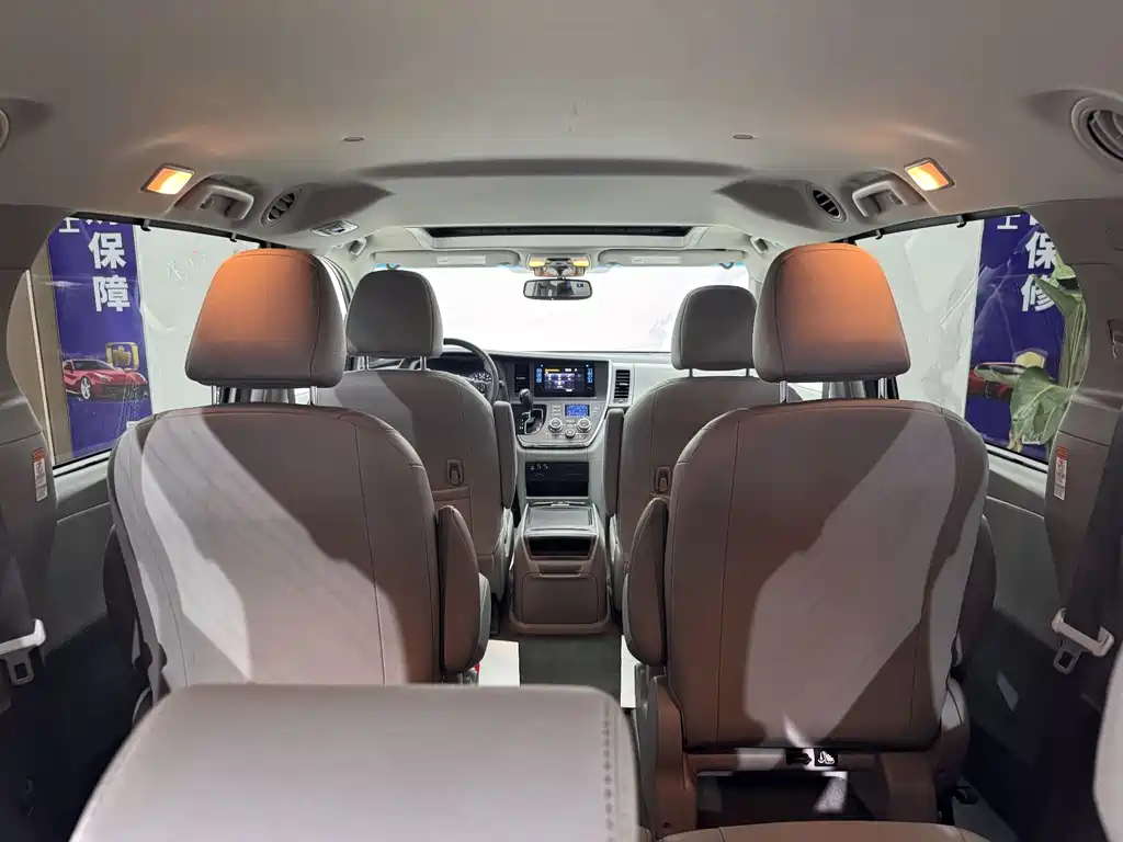 Toyota Sienna 2017 — фото 19
