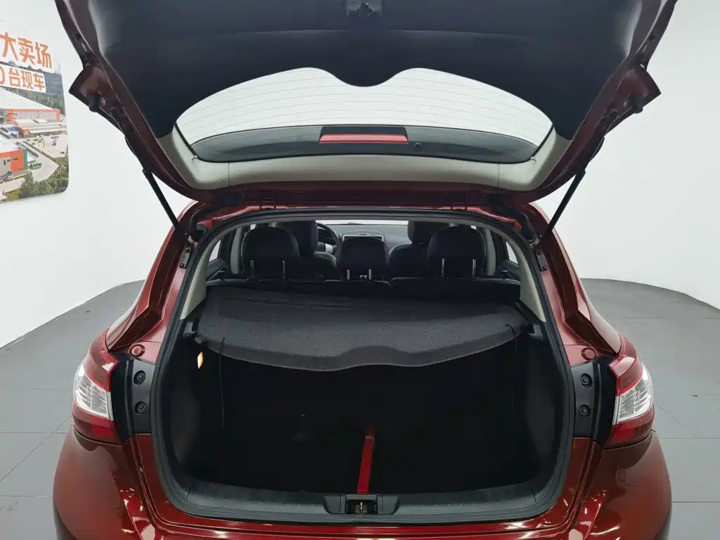 Nissan Tiida 2017 — фото 16