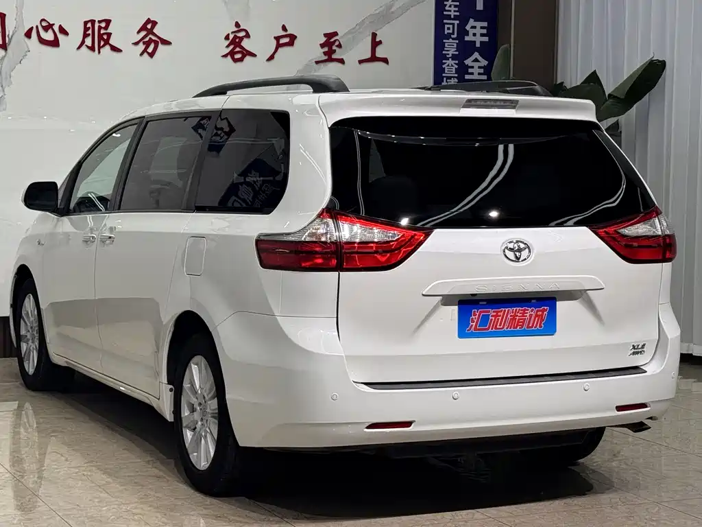 Toyota Sienna 2017 — фото 6