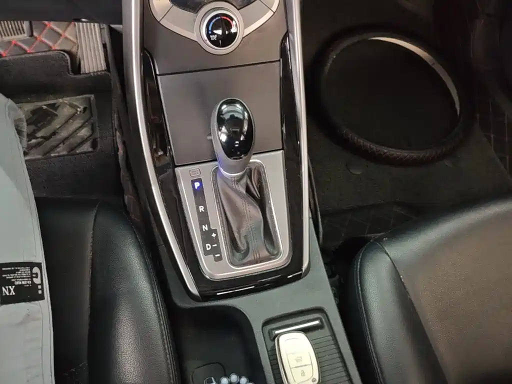 Hyundai Elantra 2017 — фото 14