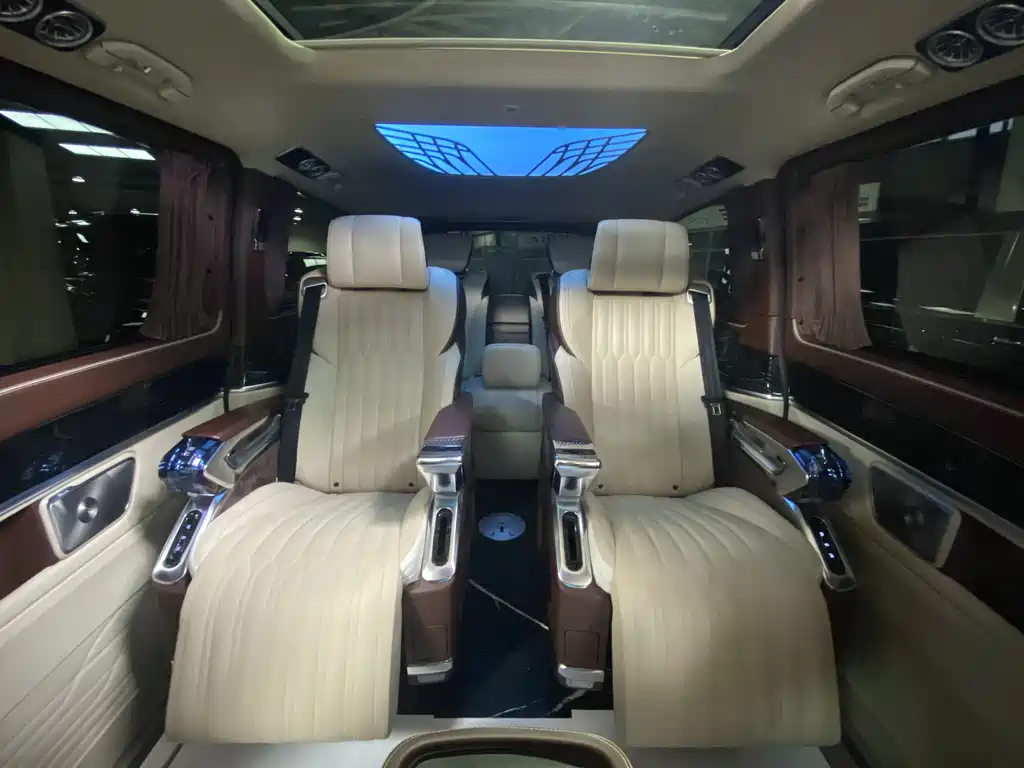 Mercedes-Benz V-Class 2024 — фото 13