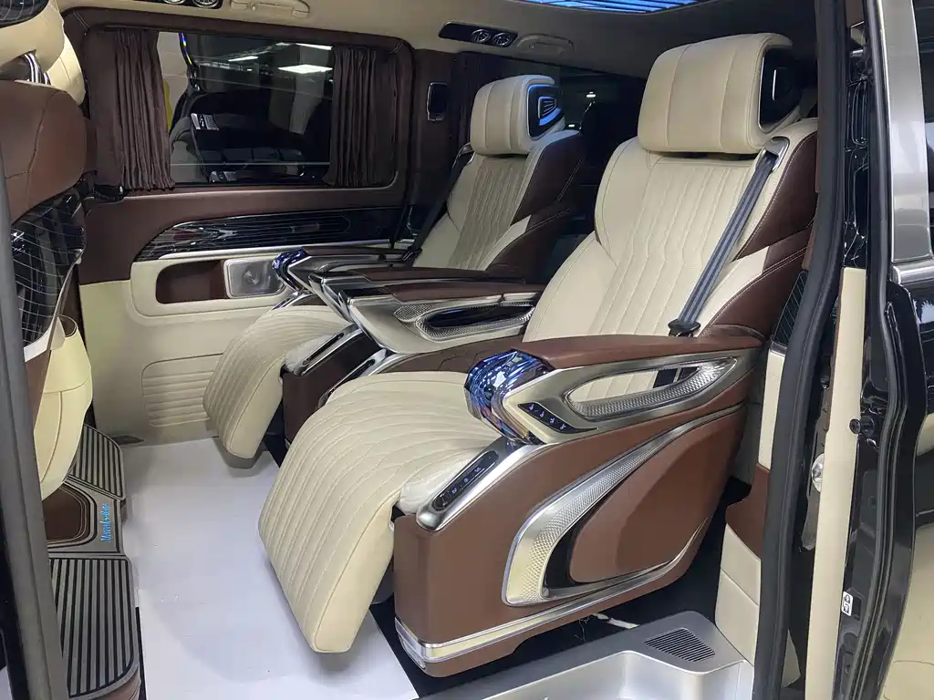 Mercedes-Benz V-Class 2024 — фото 11