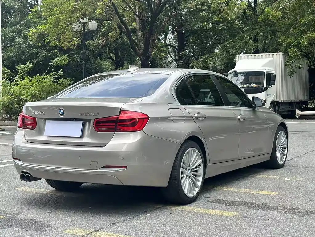 BMW 3 Series 2018 — фото 11