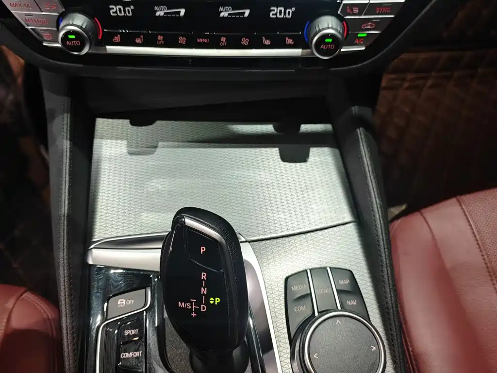 BMW 5 Series 2019 — фото 13