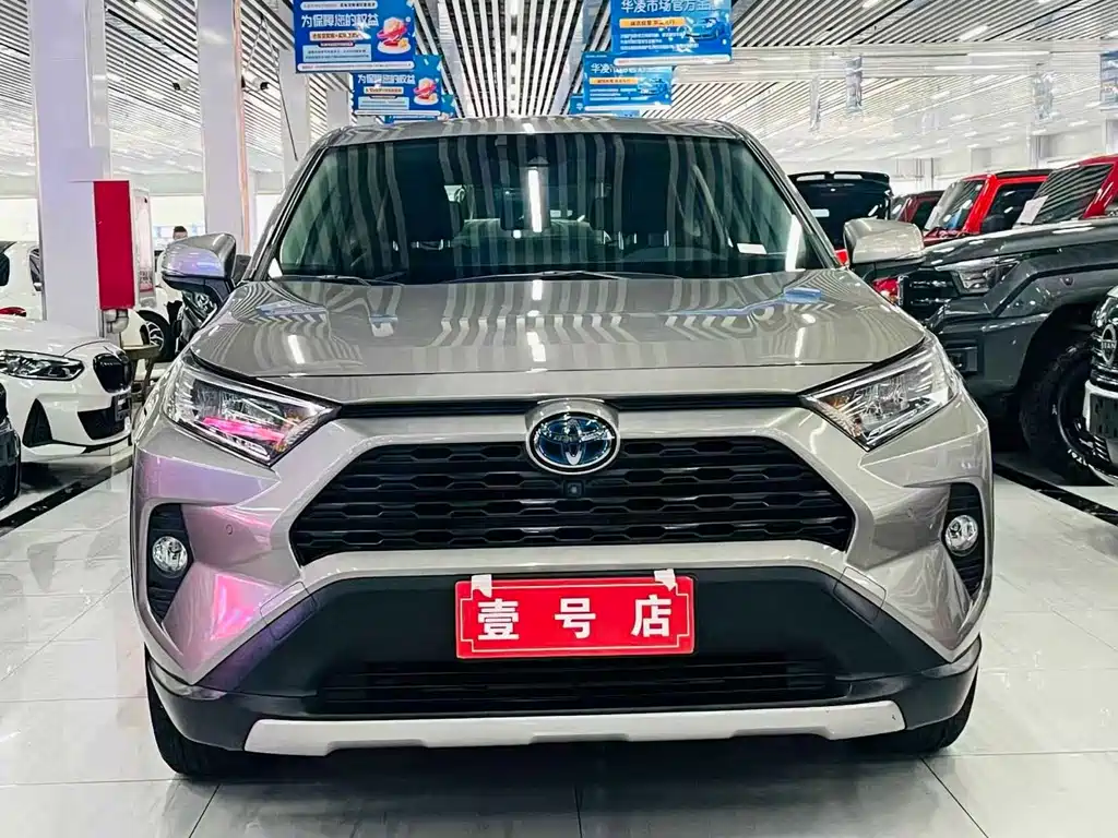 Toyota RAV4 2021 — фото 2