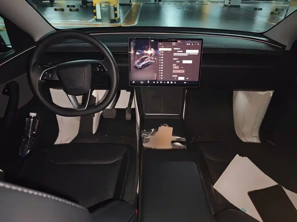 Tesla Model Y 2025 — фото 13