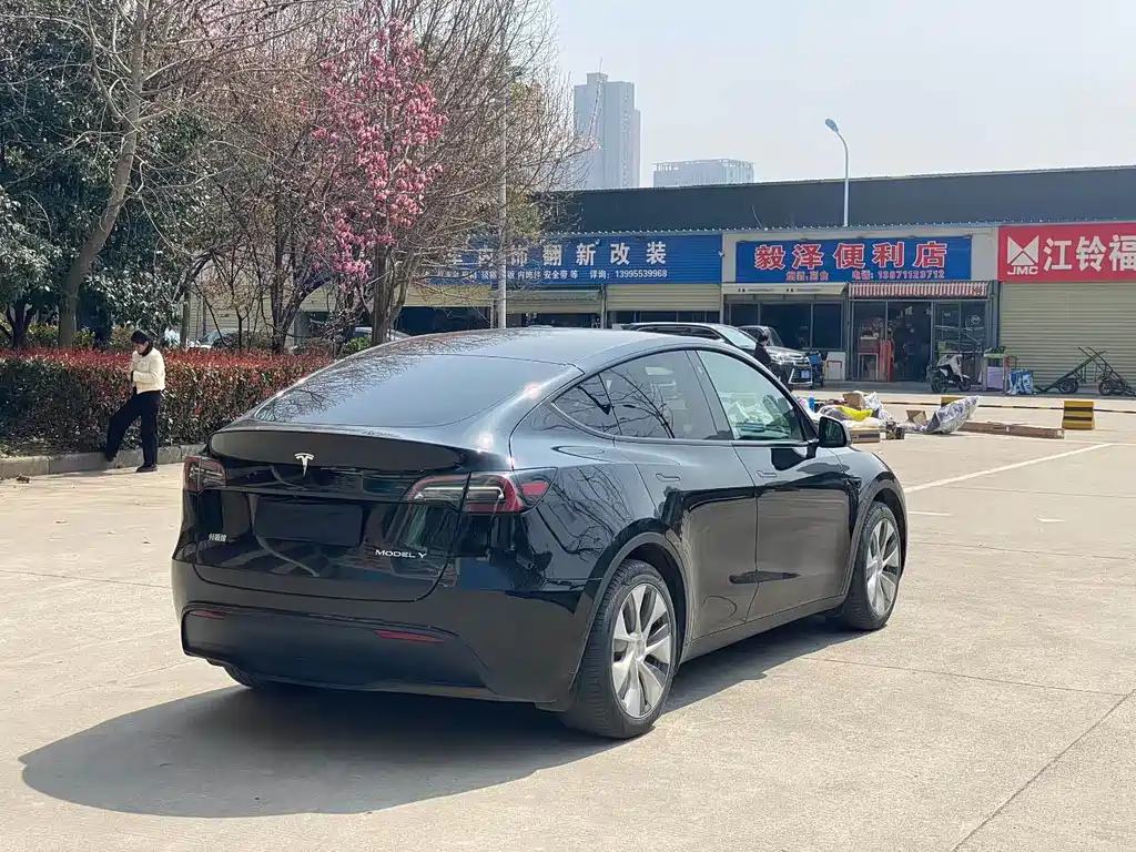 Tesla Model Y 2023 — фото 9