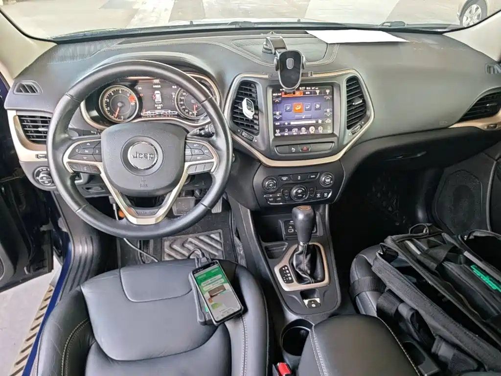 Jeep Cherokee 2016 — фото 10