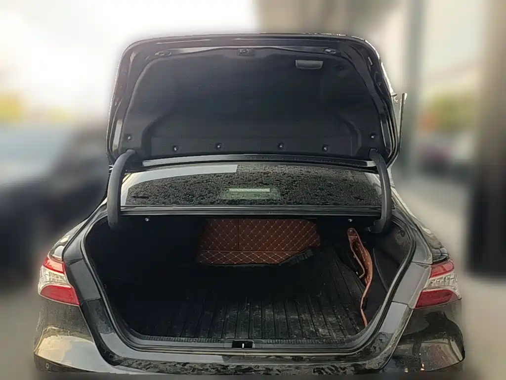 Toyota Camry 2018 — фото 10