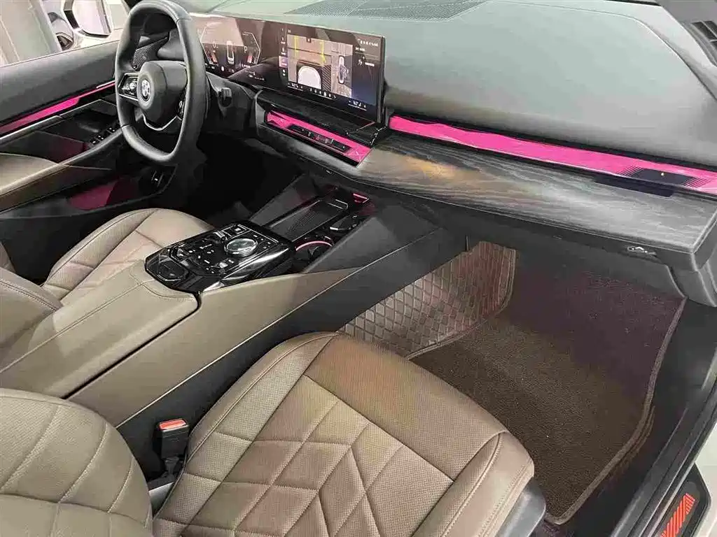 BMW 5 Series 2025 — фото 13