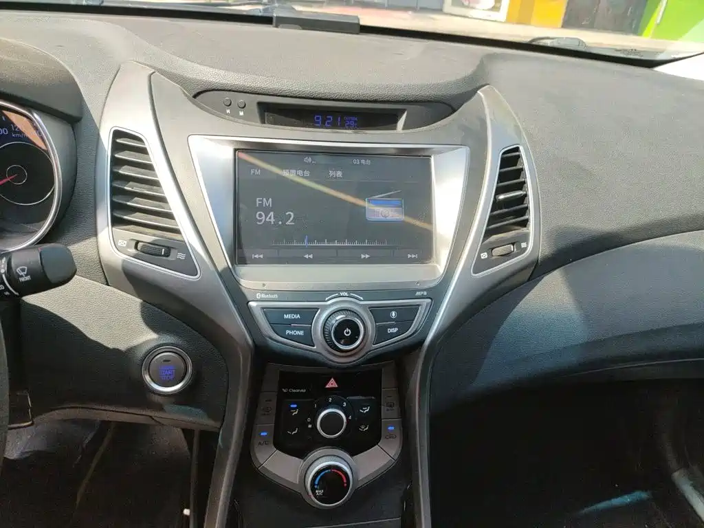 Hyundai Elantra 2016 — фото 14