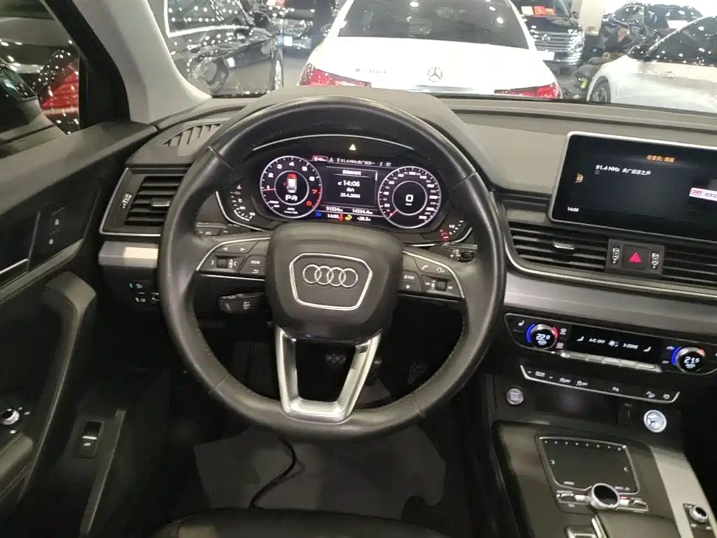 Audi Q5L 2020 — фото 11