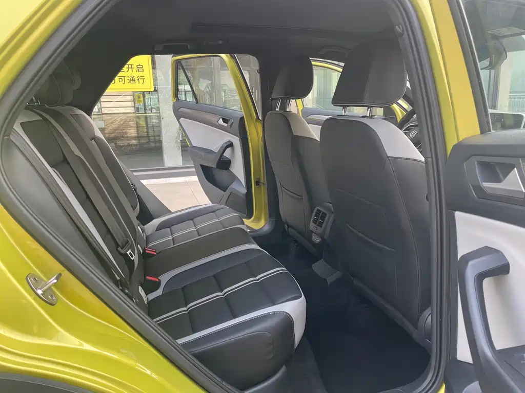 Volkswagen T-Roc 2023 — фото 10