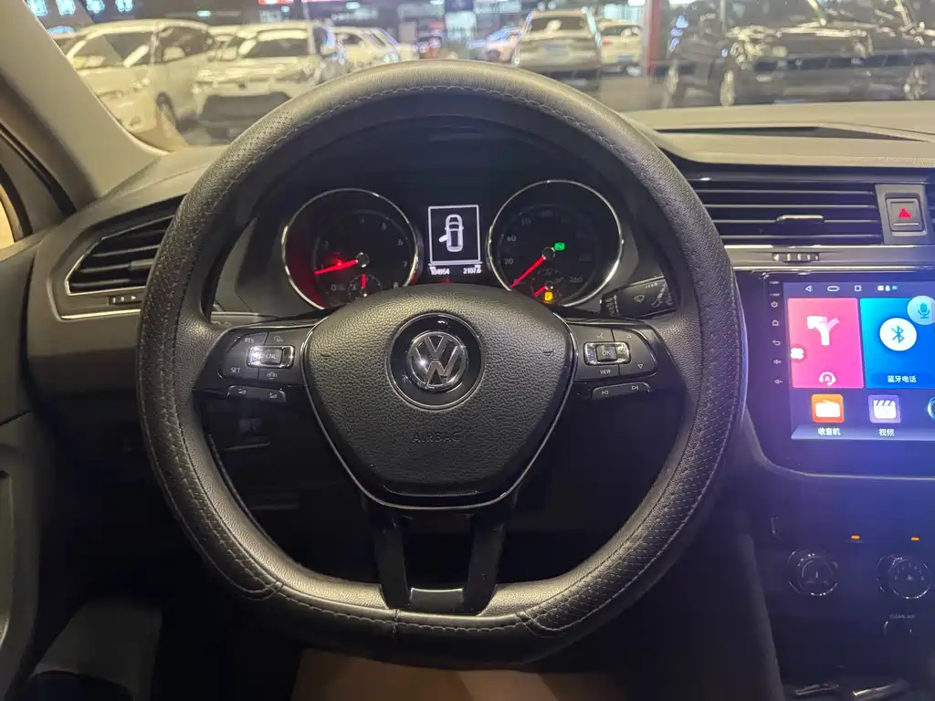 Volkswagen Tiguan L 2018 — фото 23