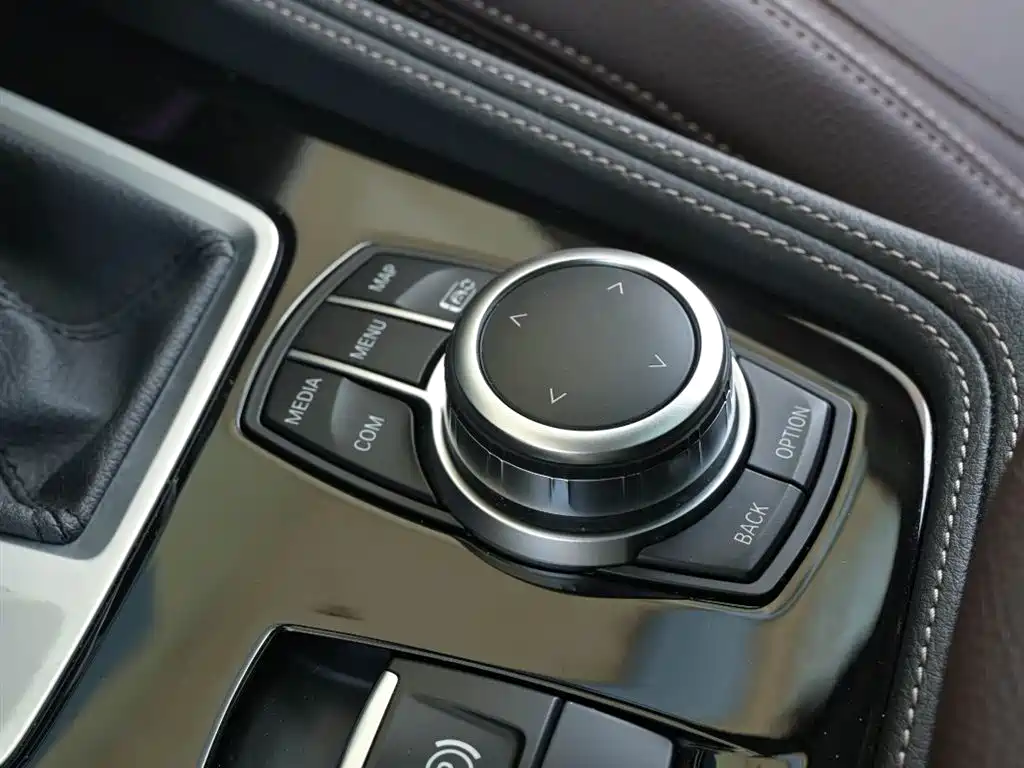 BMW 1 Series 2023 — фото 16