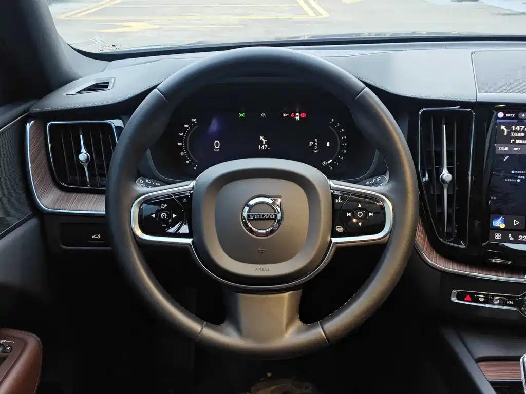 Volvo XC60 2023 — фото 12