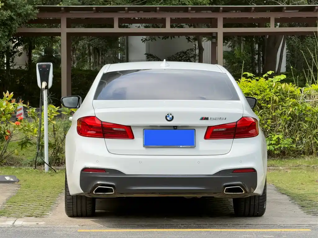 BMW 5 Series 2018 — фото 22
