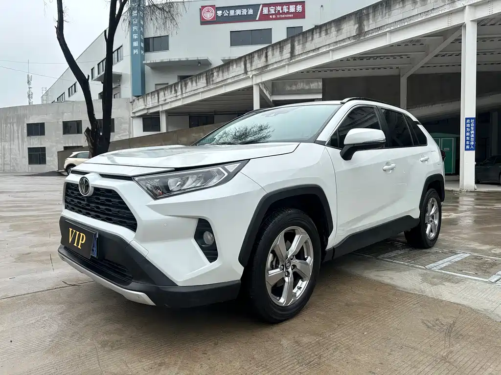 Toyota RAV4 2023 — фото 1