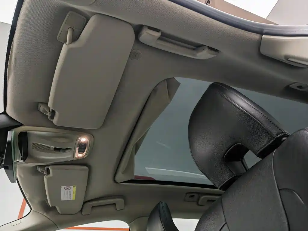 Volvo V40 2015 — фото 14