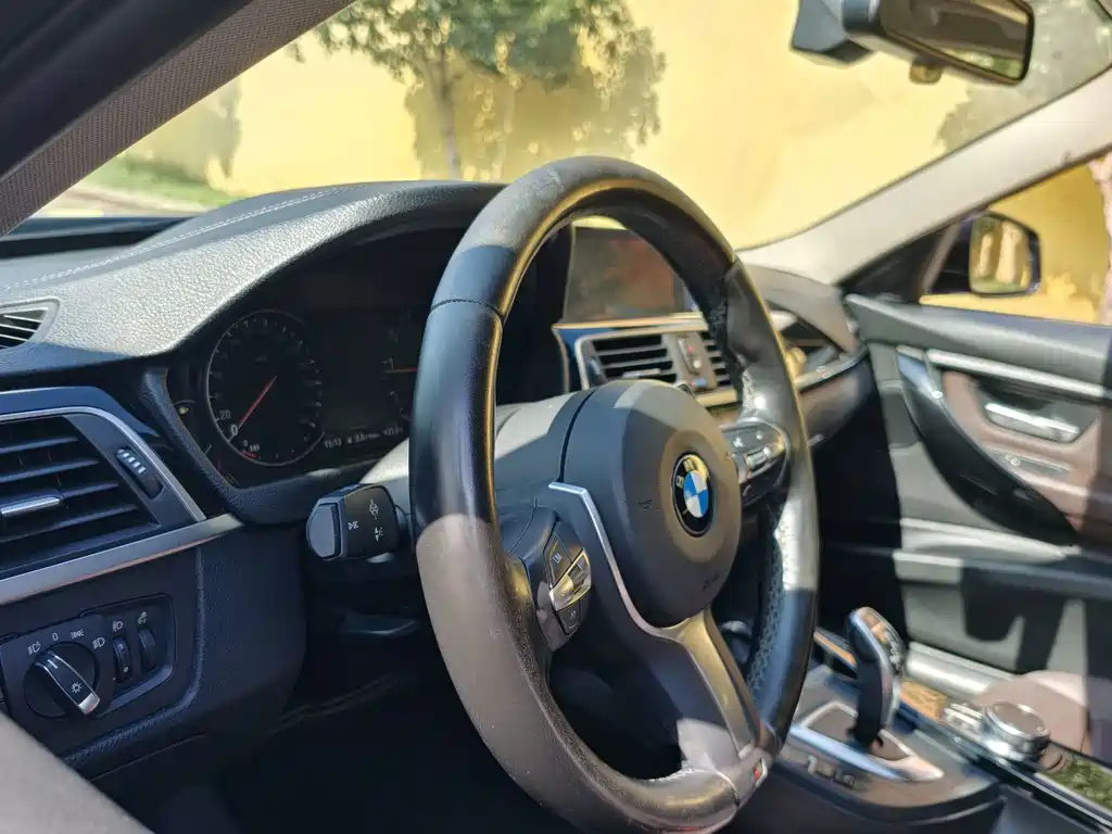 BMW 3 Series 2018 — фото 14
