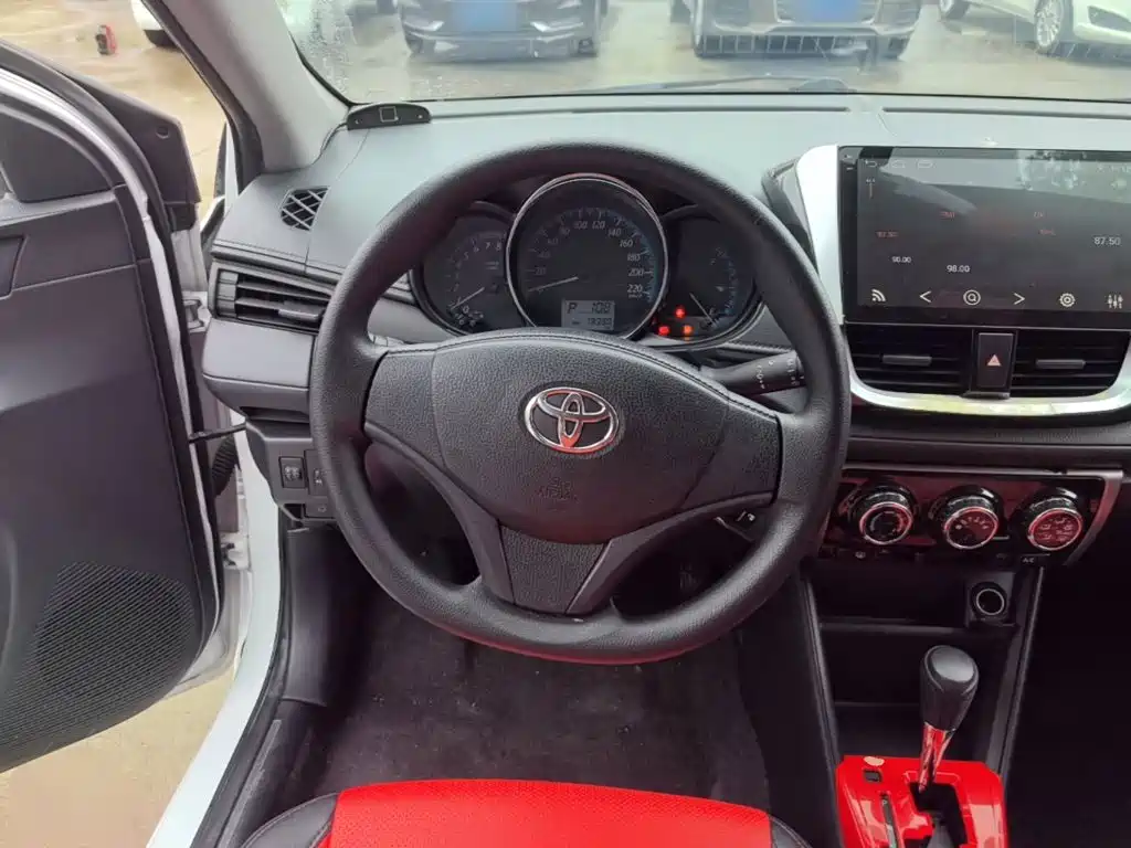 Toyota Yaris L 2018 — фото 11