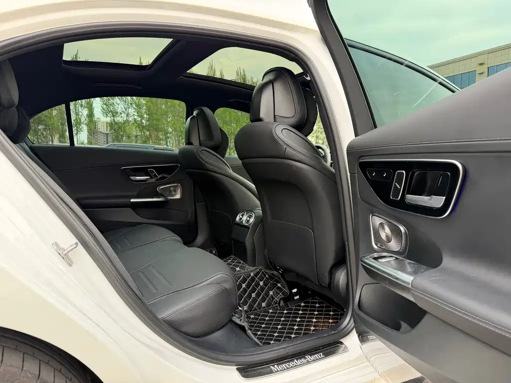 Mercedes-Benz C-Class 2024 — фото 11