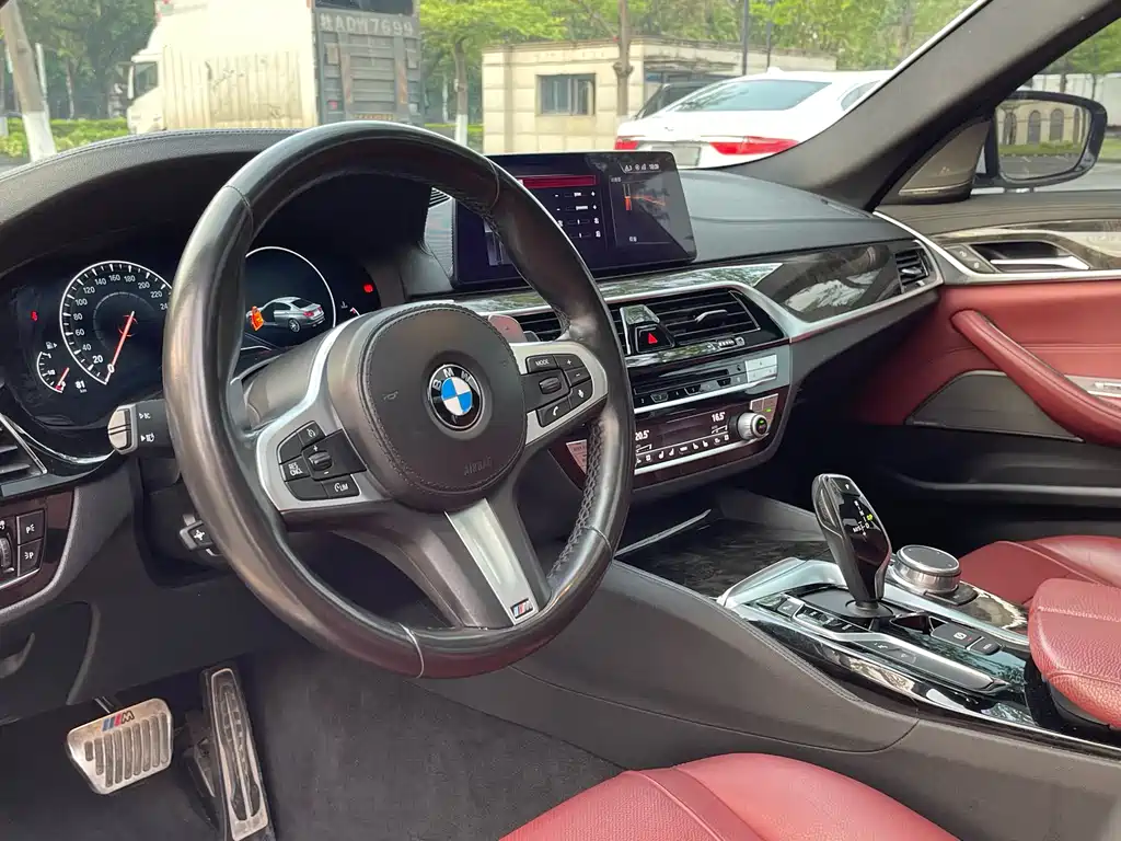 BMW 5 Series 2019 — фото 23