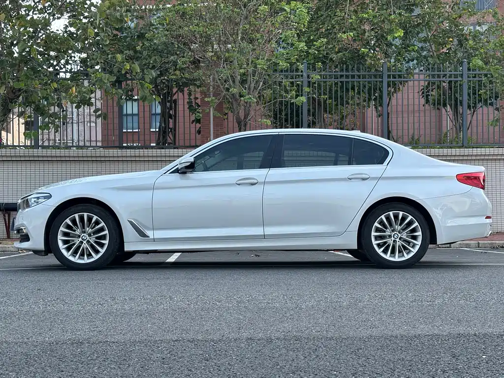 BMW 5 Series 2019 — фото 15
