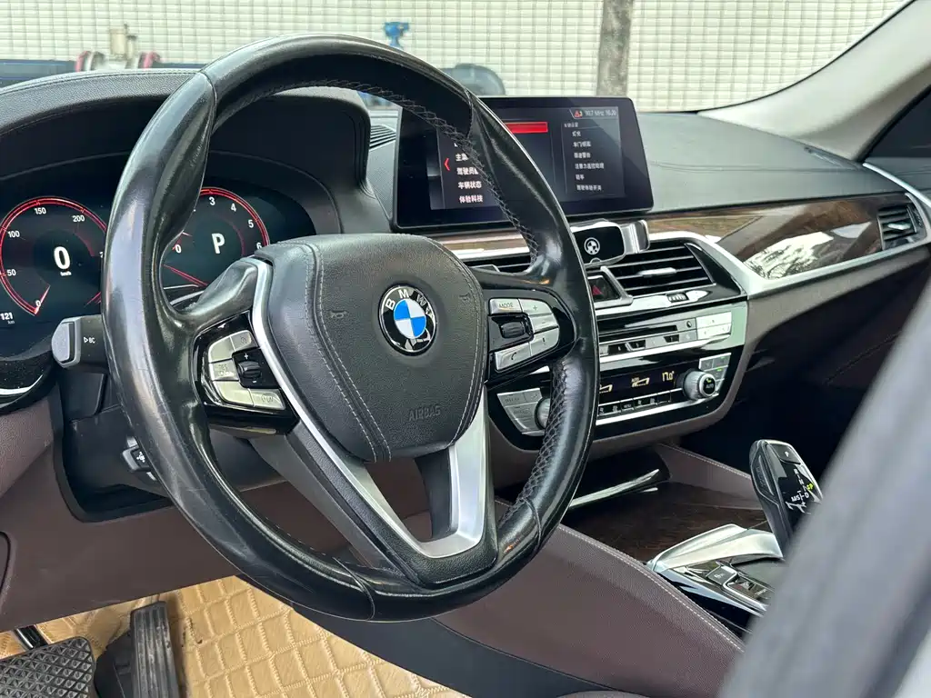 BMW 5 Series 2019 — фото 13