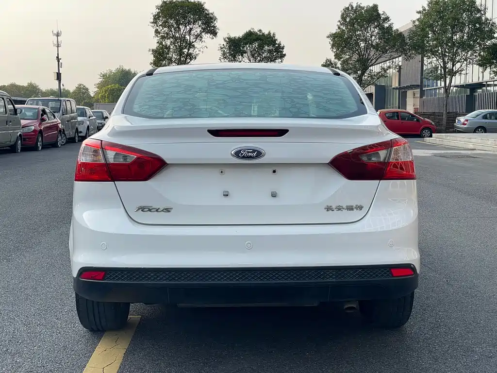 Ford Focus 2015 — фото 12
