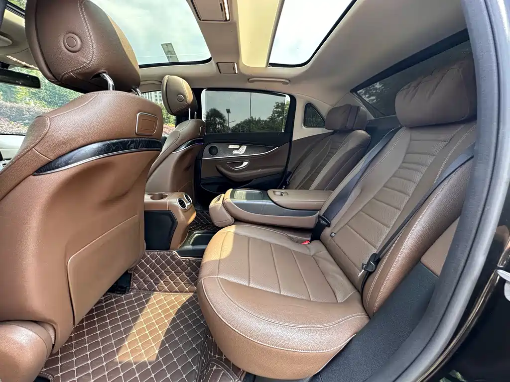 Mercedes-Benz E-Class 2019 — фото 28