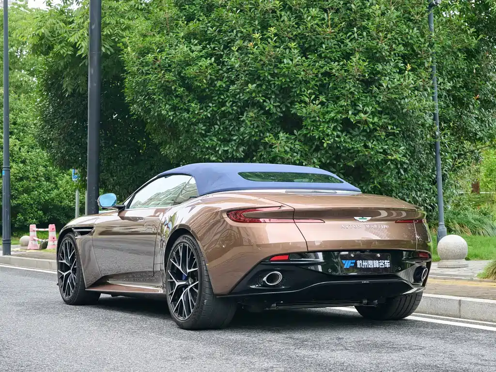 Aston Martin DB12 2025 — фото 15