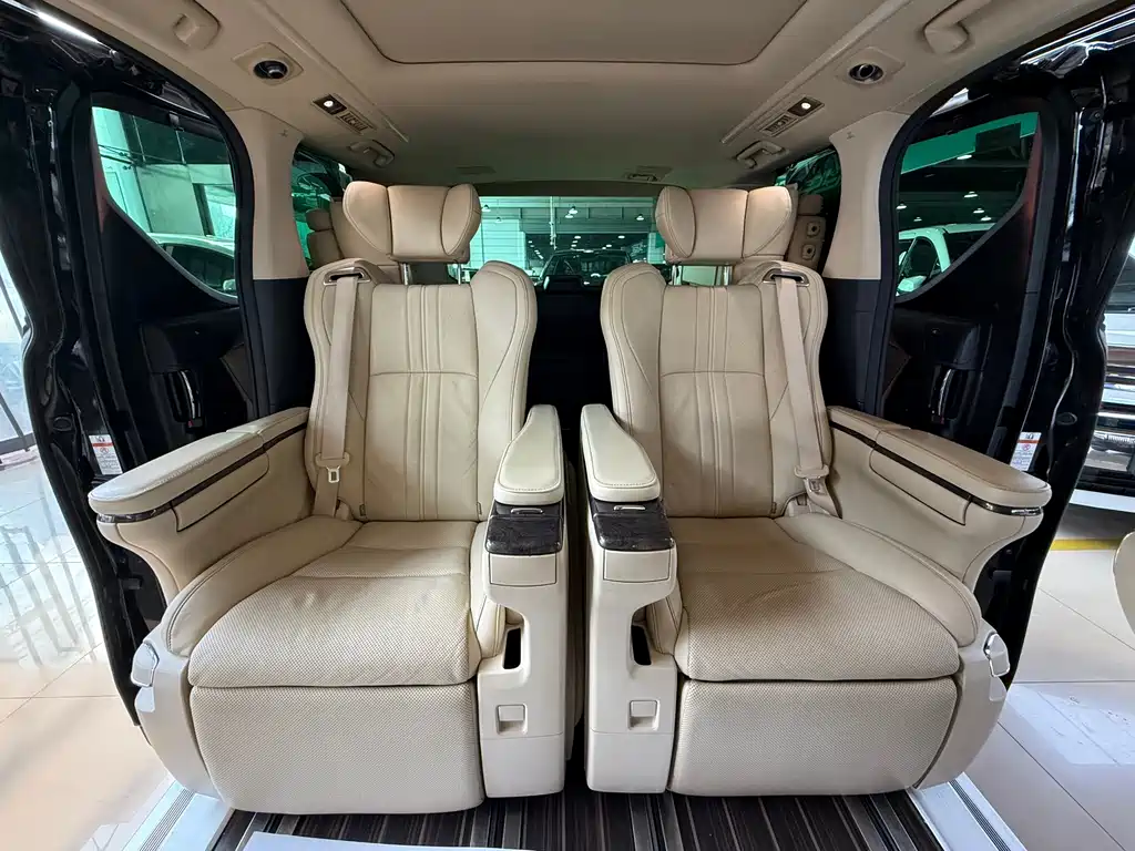 Toyota Alphard 2020 — фото 18