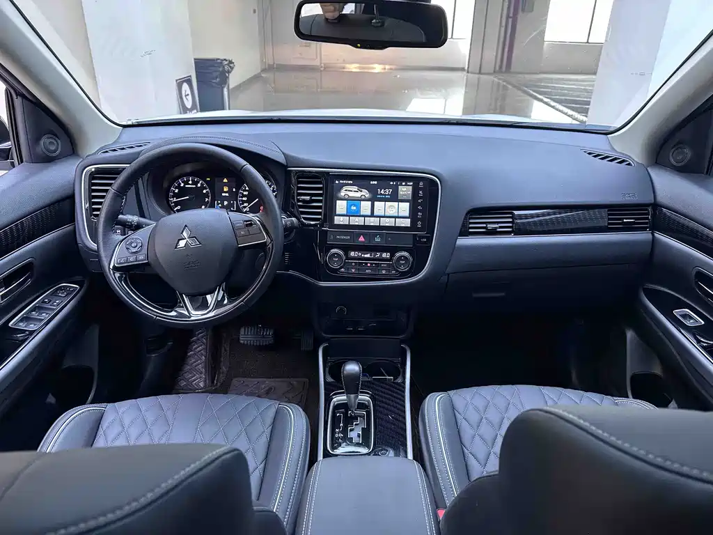 Mitsubishi Outlander 2023 — фото 20