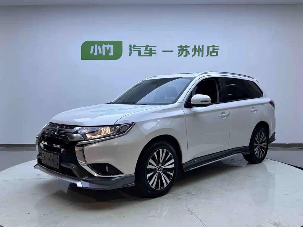 Mitsubishi Outlander 2023 — фото 1