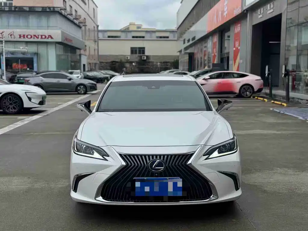 Lexus ES 2018 — фото 1