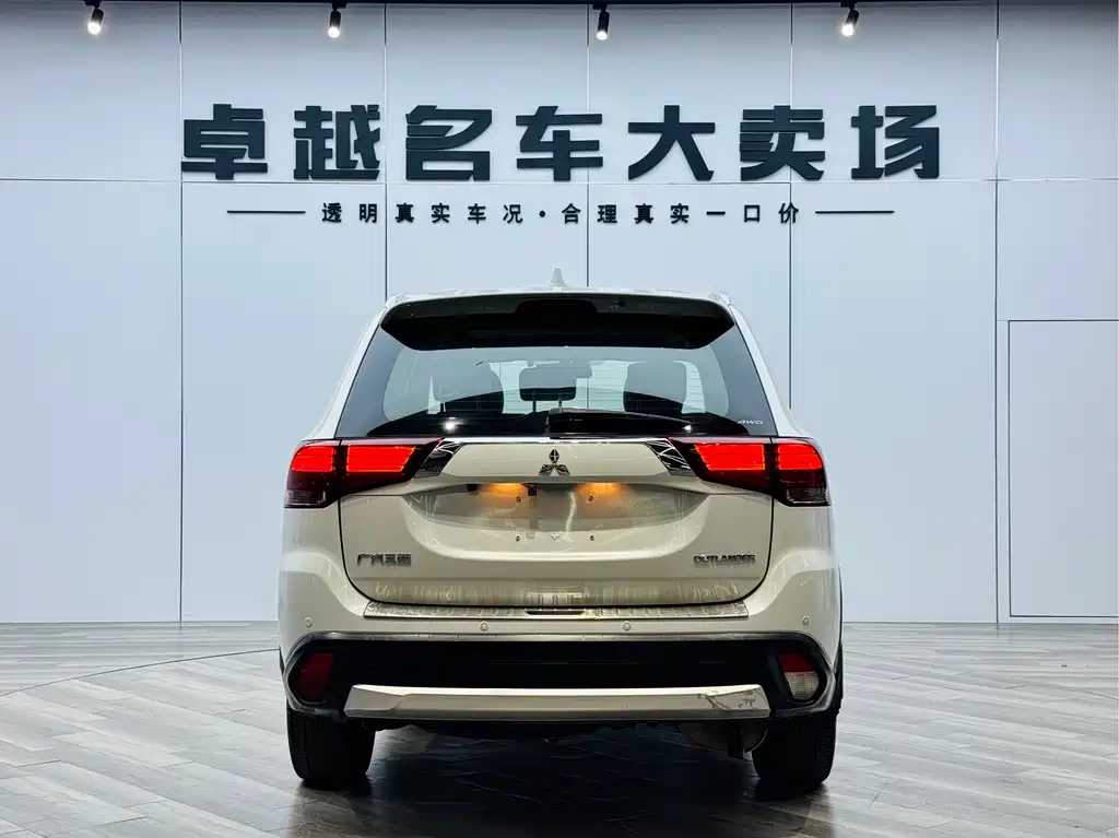 Mitsubishi Outlander 2018 — фото 6