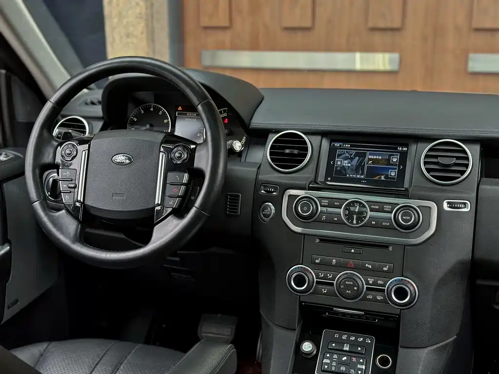 Land Rover Discovery 2017 — фото 10