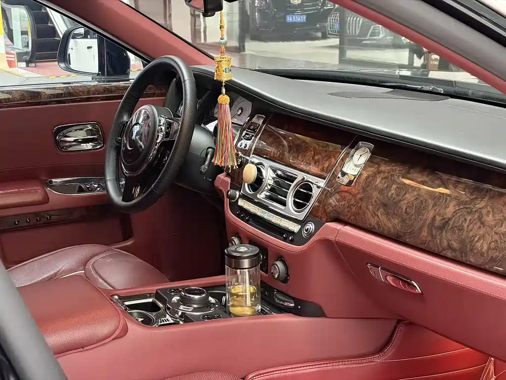 Rolls-Royce Ghost 2015 — фото 12